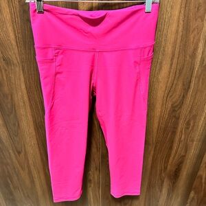 Old Navy Active Hot Pink Capri Leggings with side pockets. Size large VGUC